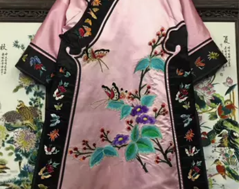 精致的刺绣，如同艺术的笔触，为每一件服装注...