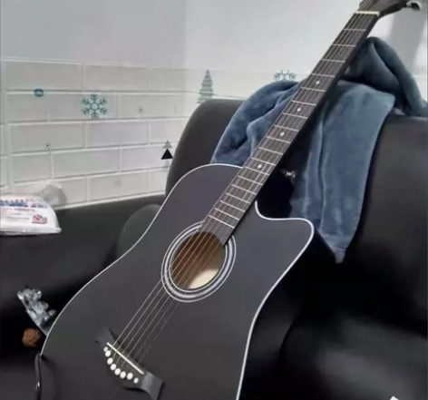 在吉他店买的，原价一千多，当时还报了课 民...