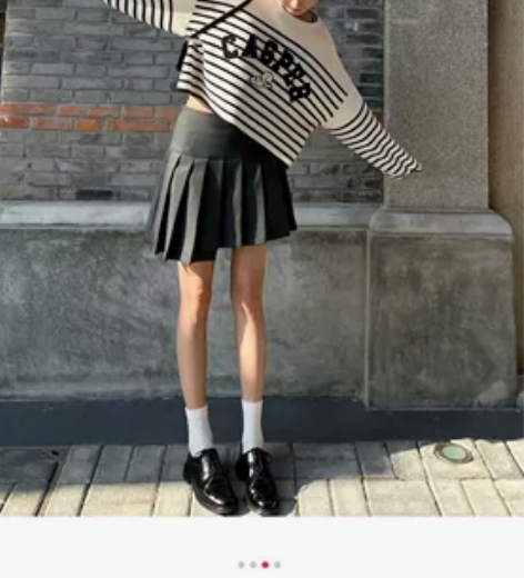 Moco 学院风百褶半身裙 长沙ifs专柜...