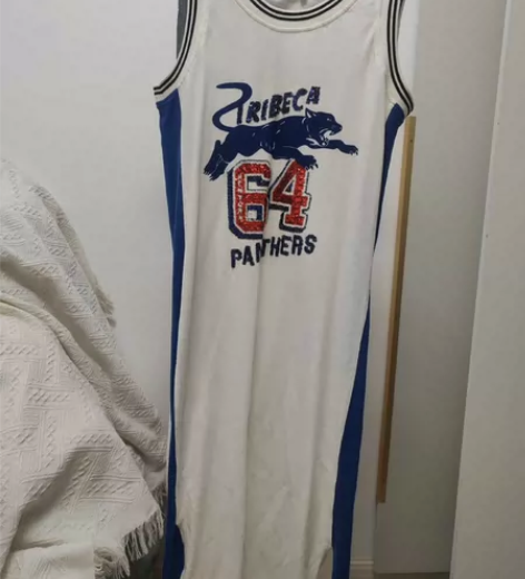 85成新，单纯的喜欢运动风裙子，质感很好，...