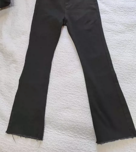 微喇叭小黑裤裤长95，毛边，腰围74，有弹...
