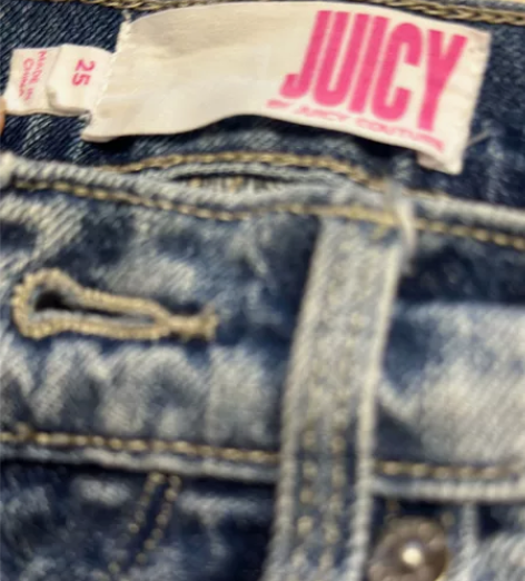 出一条牛仔裤，品牌为Juicy，颜色为浅蓝...