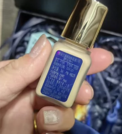 雅诗兰黛持妆粉底液17号  7ml 日期到...