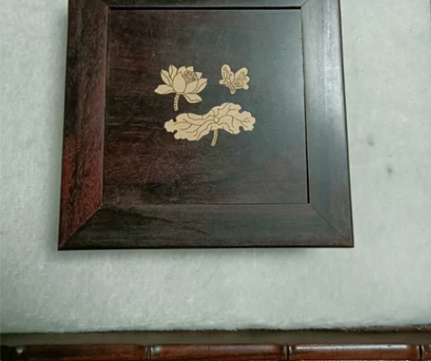 红酸枝镶嵌黄杨木雕花明式正方形底座。雕工精...