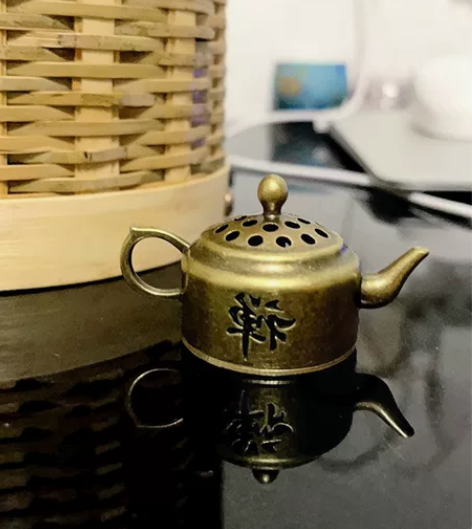 爸爸朋友送的小香炉，小巧雅致 可以拿来把玩...