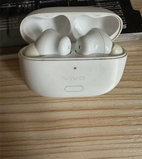 三个耳机 万魔耳机、右耳充不上电了，左耳正...