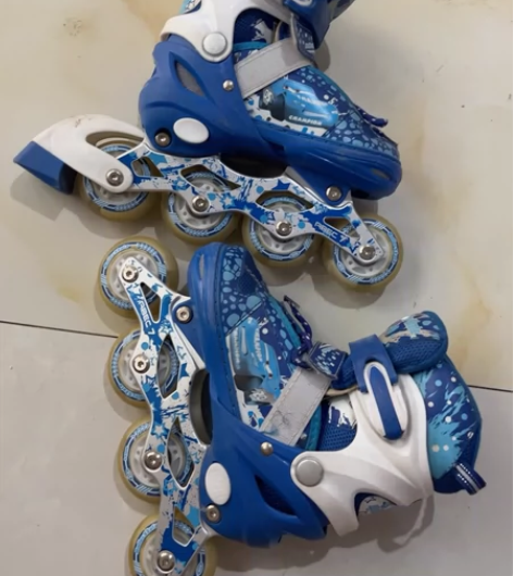 轮滑鞋 旱冰鞋 儿童 单排轮 品相看图！轮...