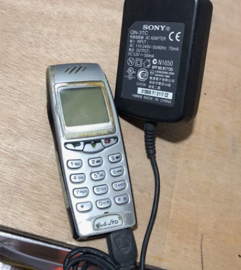 索尼SONY CMD-J70 手机，机子之...