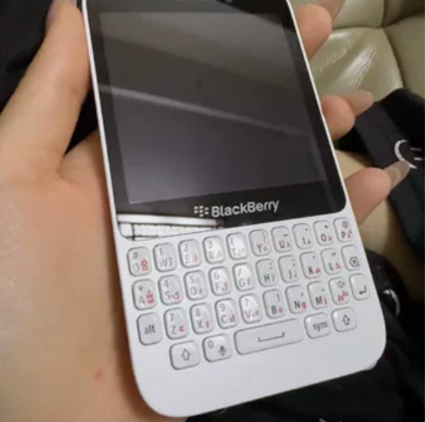 黑莓q5 戒网机 可上网 可触屏 感兴趣的...