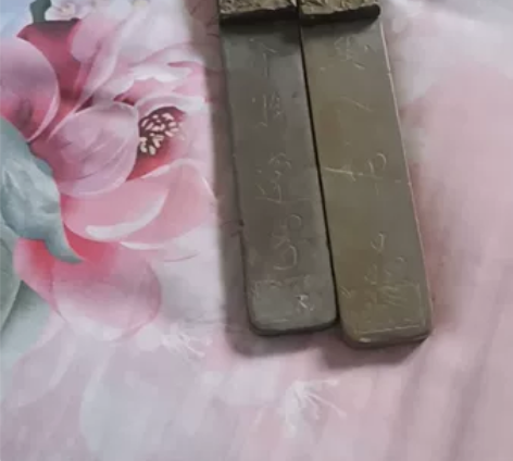 家里闲置燕子石镇尺一对，三叶虫化石，又叫蝙...