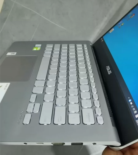 顶配华硕I7笔记本，原价7000多，去年才...