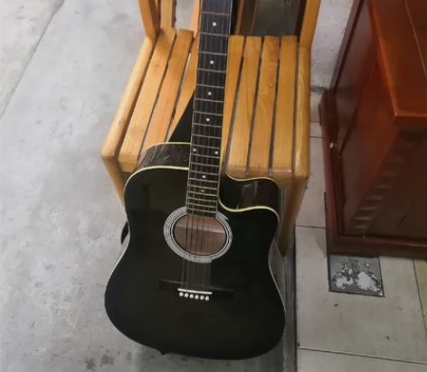 出二手吉他一枚 成色在七八成新这样，仅自提...