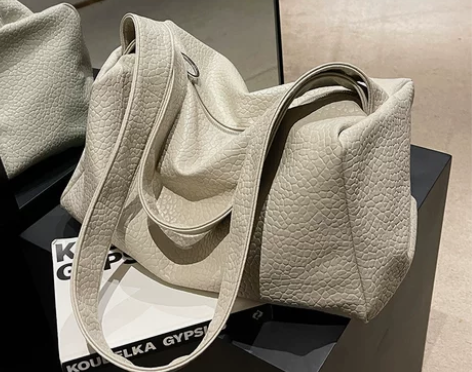 原创设计大容量软皮单肩包斜挎大包女休闲运动...