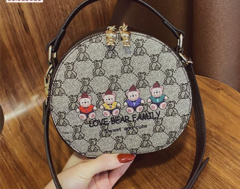 斜挎/单肩/手提的小圆包 感兴趣的话点“我...