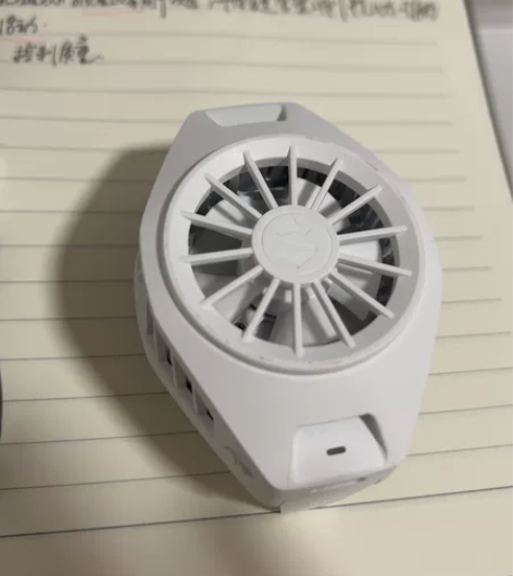 黑鲨的手机散热器，适合夏天玩手游手机发热严...