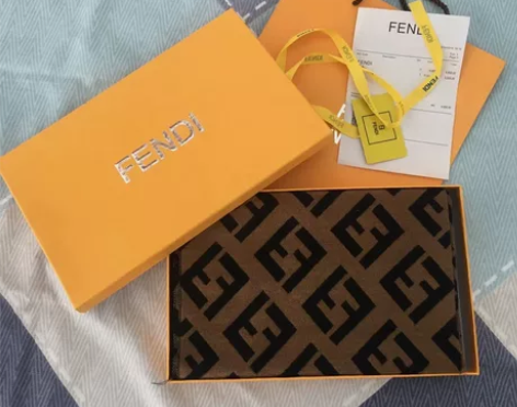 FENDI芬迪围巾，明年打算出国清理一些闲...