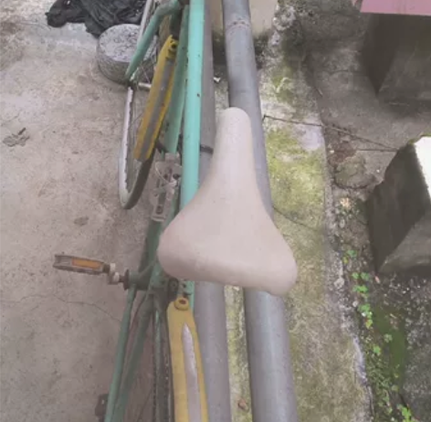 死飞自行车，轮胎好像是24寸，脚刹，车身有...