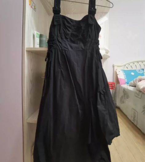 黑色的背带裙，背带长度可调节， 收腰的，腰...