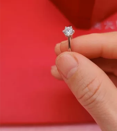 铂金PT950女式钻戒 镶嵌进口莫桑钻(经...