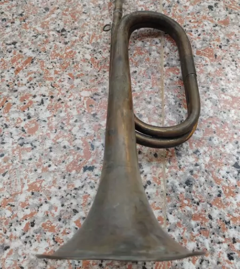 六七十年代的老铜号冲锋号小号，品相如图所示...