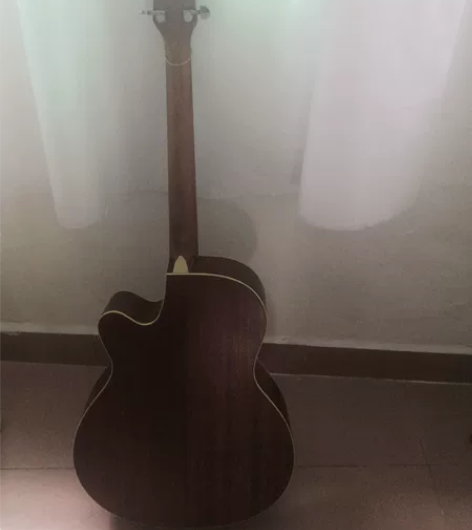 二手吉他，可以自己再买新吉他线拉，很便宜的...