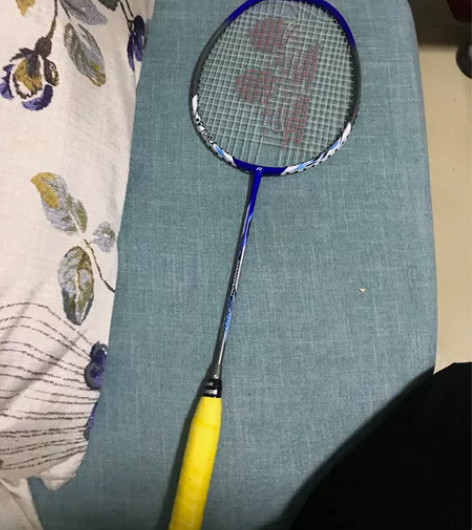 尤尼克斯球拍 线被打爆了,所以打算低价出换...