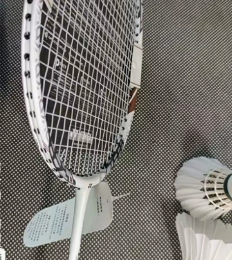 女朋友送的尤尼克斯羽毛球拍一副，本人不爱运...