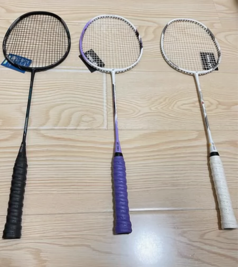 尤尼克斯羽毛球拍 可以拉到24磅 手胶缠好...