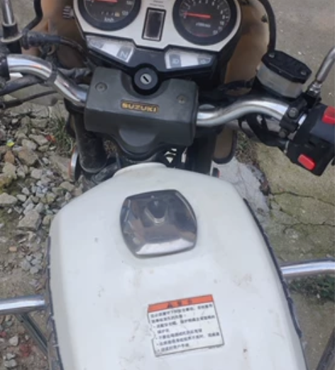 自用铃木钻豹125摩托车，八成新左右，车况...