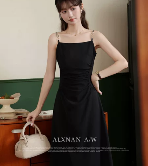 尚都比拉黑色吊带连衣裙女秋季新款赫本法式气...