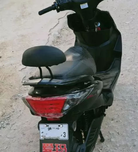 自家用踏板爱玛电动车,前后真空轮胎都是新换...