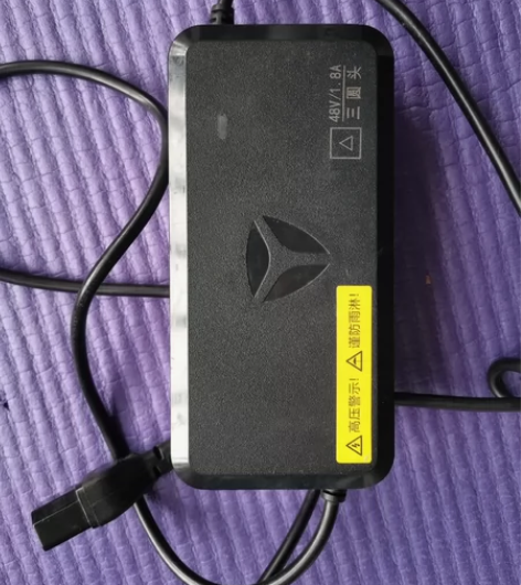 雅迪电动车原装充电器。48v1.8A充电器...