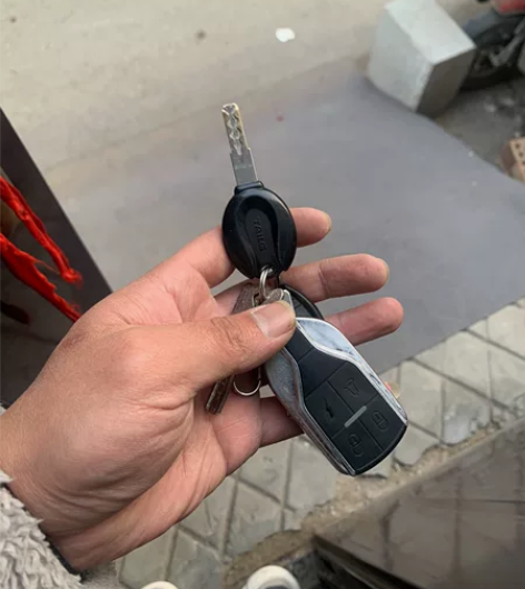 自家正在用三轮车，台铃品牌的，两把智能钥匙...