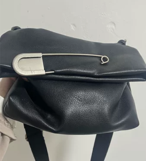 黑色扣针包+条纹单肩包  40出 感兴趣的...