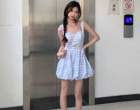 小个子夏季新款蓝色格纹吊带连衣裙女收腰甜美...
