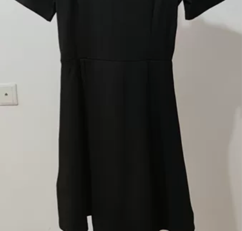 黑色连衣裙，面料带弹性的，很显身材，之前在...