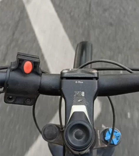 出辆迪卡侬ROCKRIDER520山地车，...