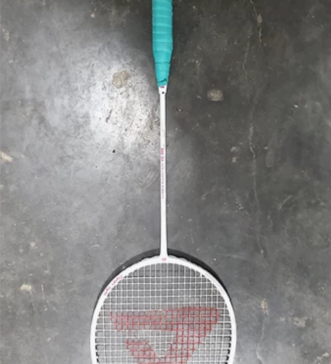 闲置羽毛球拍，单只羽毛球拍加三只羽毛球一起...