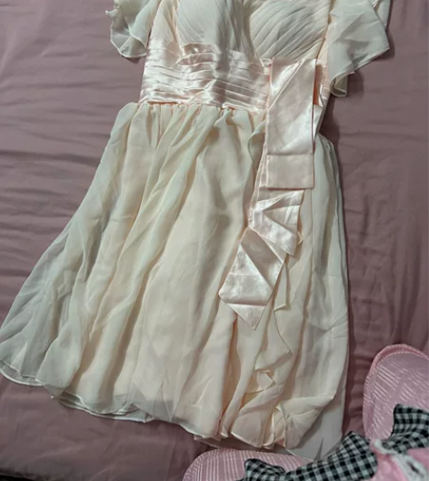 粉色连衣裙带胸垫，均码，腰围70以内可以穿...