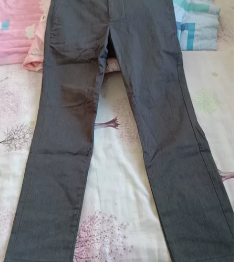 灰色/黑色休闲裤各一条,两条裤子除了颜色外...