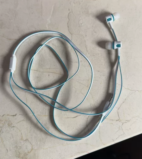 兰士顿入耳式有线耳机,只戴过一次,很新 感...