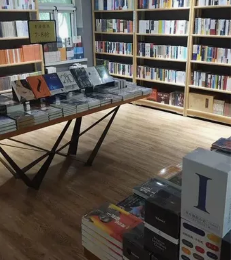 书店倒闭了，书店里的书拿出来全部每本五块钱...