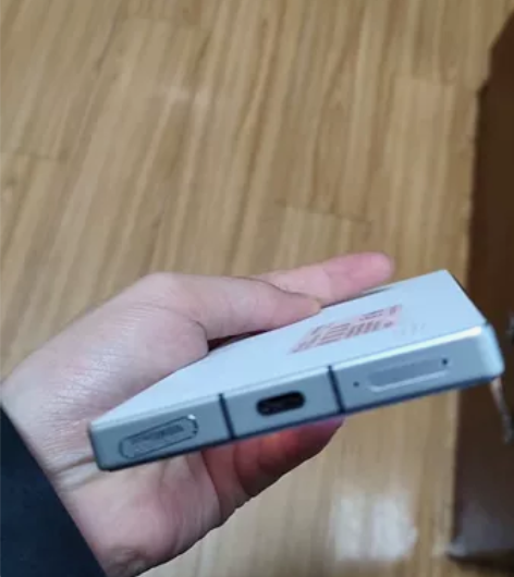 红魔9龙年限定，2月7号激活，已贴了防尘贴...