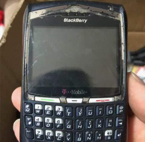 黑莓8700带充电器，显示电池报废…… 感...