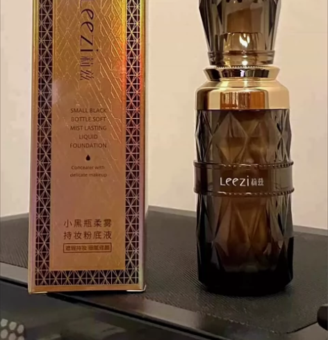 【全新处理】莉兹小黑瓶粉底液防水防汗持久不...