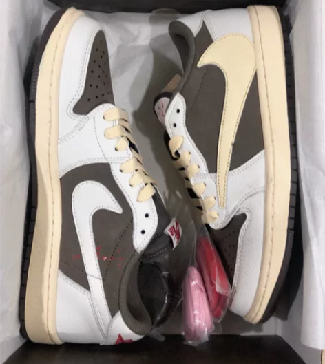 42码，全新未穿过，全头层，微瑕包邮，实物...