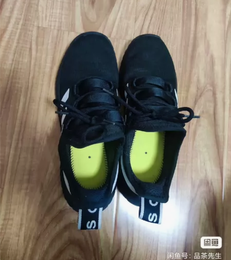 阿迪达斯运动鞋，正品43码，适合标准42码...