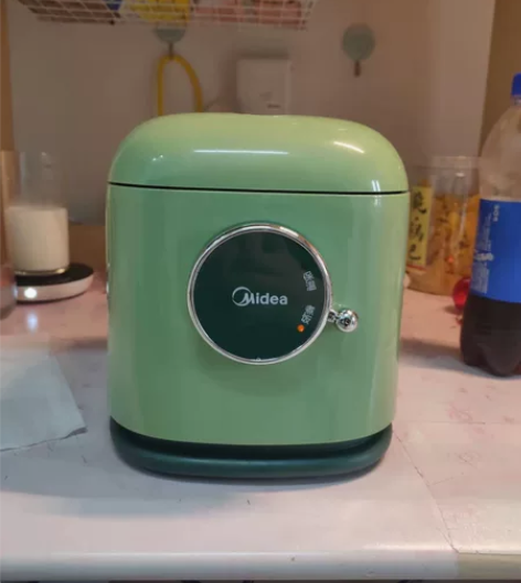 出美的品牌的电饭煲，颜色为绿色，款式为迷你...