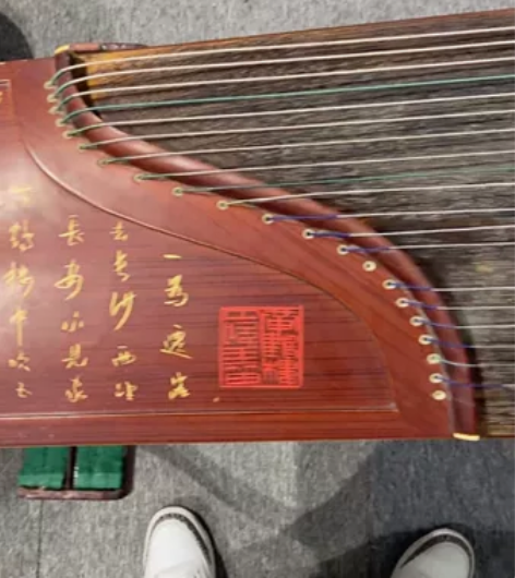 古筝九成新，配件齐全，送支架送琴弦低价勿刀...