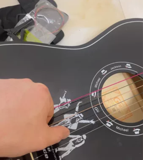 小吉他一个，啥品牌不知道，别人送的。我也没...